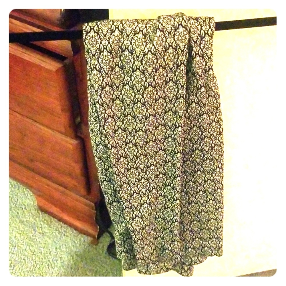 Black and gray/silver legging pants
